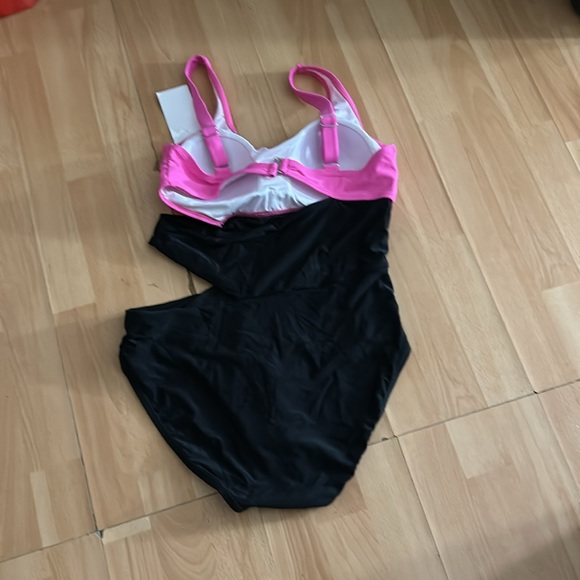 Meet Curve - Picture 2 of 4